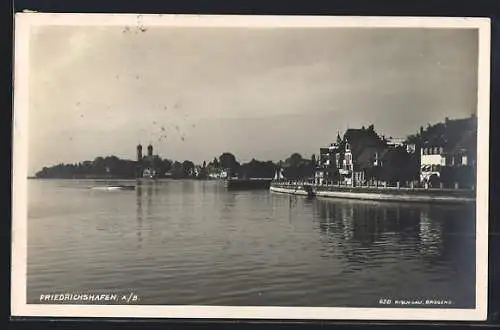 AK Friedrichshafen a. Bodensee, Blick vom See zum Ort