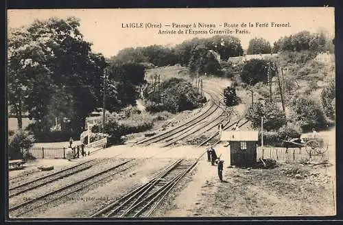 AK Laigle /Orne, Passage à Niveau, Route de la Ferté Fresnel, Arrivée de l`Express Granville-Paris