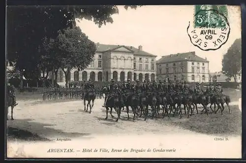 AK Argentan, Hôtel de Ville, Revue des Brigades de Gendarmerie