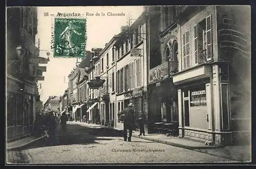 AK Argentan, Rue de la Chaussée, Strassenpartie mit Geschäften