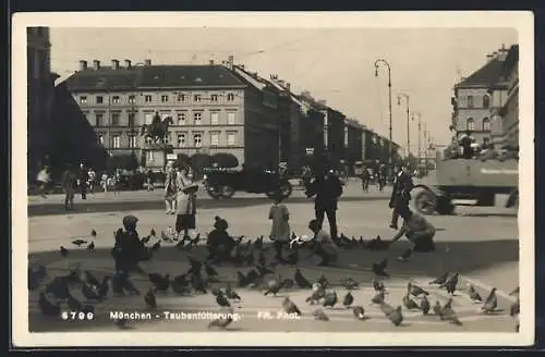 AK München, Taubenfütterung auf dem Karlsplatz