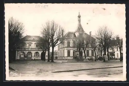 AK Mayet /Sarthe, Place de l`Hôtel-de-Ville