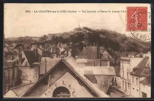 AK La Chartre-sur-le-Loir, Vue partielle et Statue de Jeanne d`Arc