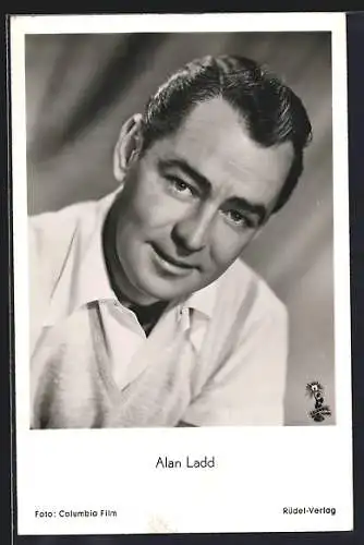 AK Schauspieler Alan Ladd in Kamera blickend