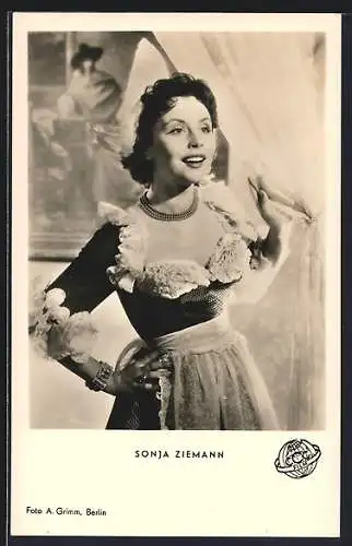 AK Schauspielerin Sonja Ziemann blickt lächelnd in die Ferne