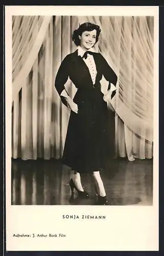 AK Schauspielerin Sonja Ziemann im schwarzen Kleid mit Pumps