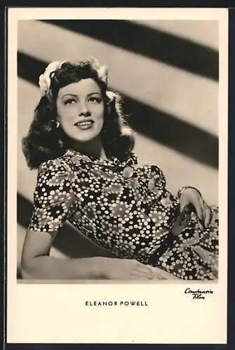 AK Schauspielerin Eleanor Powell im modischen Kleid