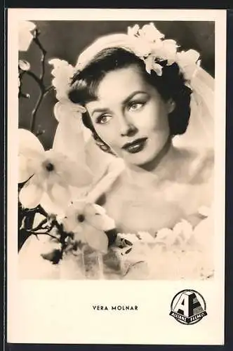 AK Schauspielerin Vera Molnar in einem Filmbrautkleid