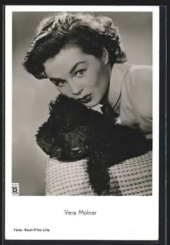 AK Schauspielerin Vera Molnar mit Hund posierend