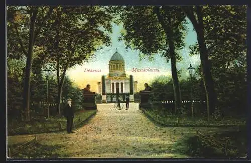 AK Dessau, Park mit Mausoleum und Leuten