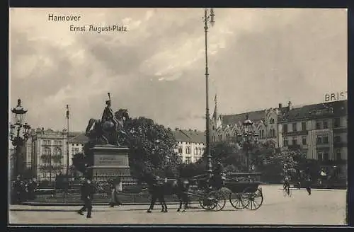 AK Hannover, Ernst August-Platz mit Hotel Royal und Denkmal