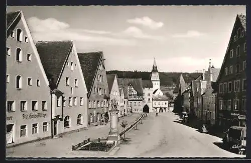 AK Berching /Opf., 1000 jähriges Berching, Strassenpartie mit Geschäft von Hans Willop und Denkmal