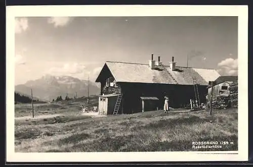 AK Radstädterhütte, Frau vor der Berghütte