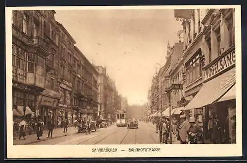 AK Saarbrücken, Bahnhofstrasse mit Strassenbahn, Bank und Leuten