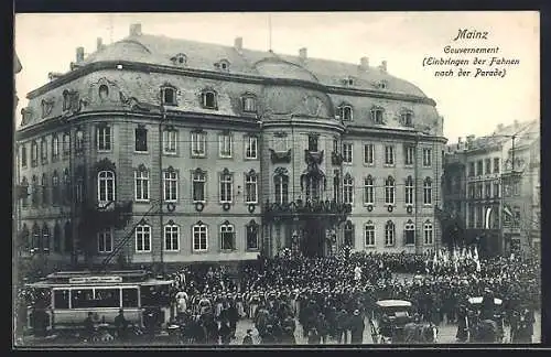 AK Mainz, Gouvernement Einbringen der Fahnen nach der Parade und Strassenbahn