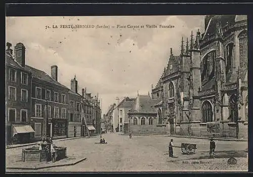 AK La Ferté-Bernard, Place Carnot et Vieille Fontaine