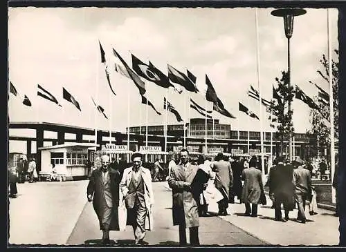 AK Hannover, Messegelände mit Länderflaggen