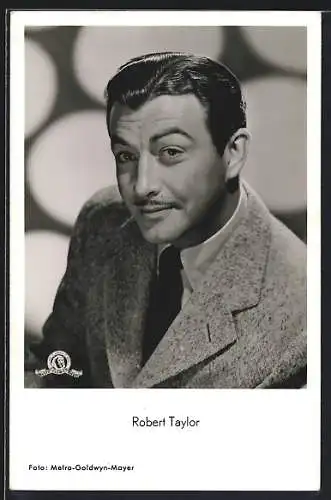 AK Robert Taylor mit verschmitztem Lächeln, Portrait