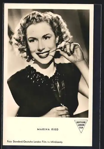 AK Schauspielerin Marina Ried mit Sektglas