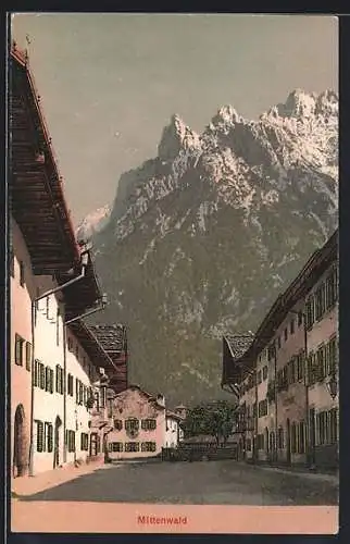 AK Mittenwald, Strassenpartie mit Berghintergrund