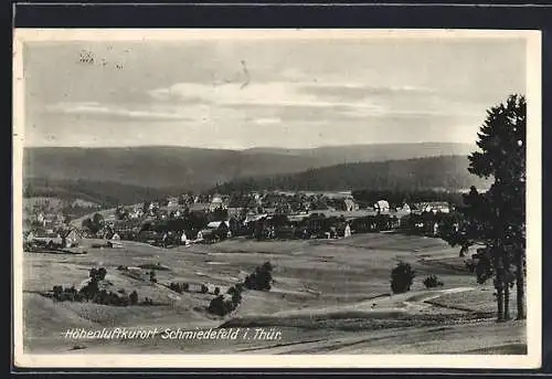 AK Schmiedefeld / Thür., Ortsansicht mit dem Thüringer Wald