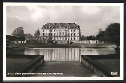 AK Brühl / Rheinland, Brühler Schloss mit Teich und Anlagen