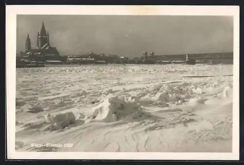 AK Wien, Eisstoss 1929, Kirchenpanorama mit Brücke vom schneebedeckten Eis aus