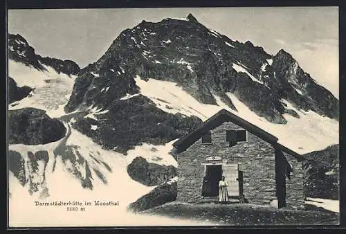 AK Darmstädterhütte, Frontansicht der Berghütte im Moosthal mit Blick gegen die Berge