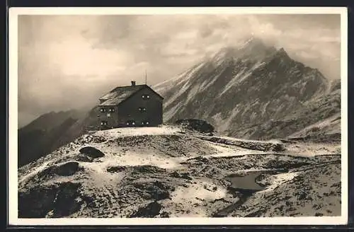 AK Sudetendeutsche Hütte, Blick auf die Berghütte mit Nussingkogel