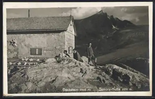 AK Simonyhütte am Dachstein, Wanderer an der Berghütte