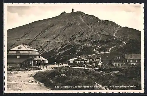 AK Schlesierhaus /Riesenbaude, mit Schneekoppe im Riesengebirge