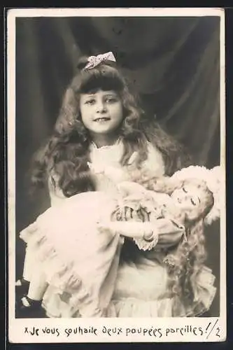 AK Je vous souhaite deux poupees pareilles, Mädchen mit hübscher Puppe