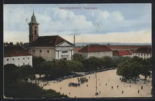 AK Theresienstadt / Terezin, Blick auf grossen Platz mit Soldaten