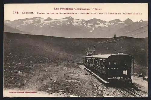 AK Luchon, chemin du fer de Superbagnères, arrivée d`un train au sommet du plateau, Bergbahn