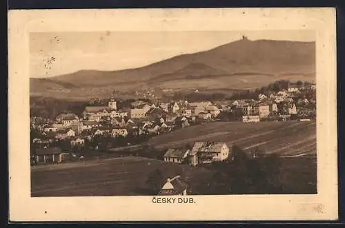 AK Cesky Dub, Ortszentrum gegen Bergkette