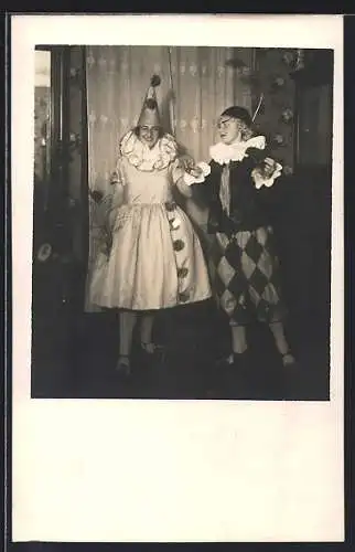 AK Zwei Harlekins halten sich an der Hand