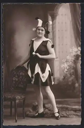 AK Frau in Harlekin-Kostüm posiert mit Stuhl