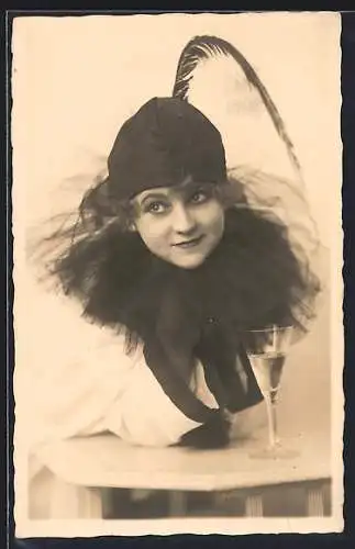 AK Harlekin mit langer Feder an der Mütze