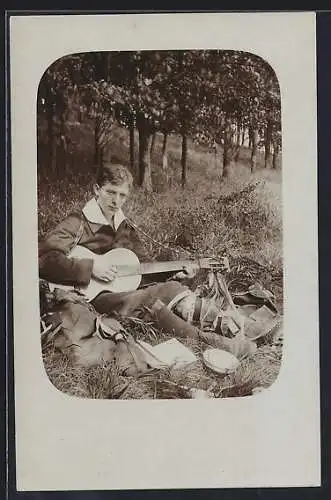 AK Junger Mann mit Gitarre beim Camping