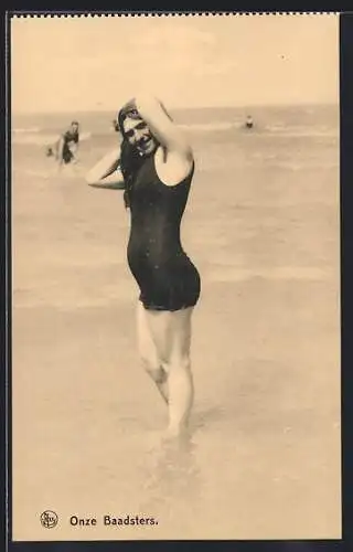 AK Frau in dunklem Badeanzug am Strand