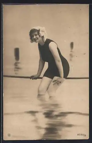 AK Frau in Badeanzug sitzt auf einem Seil