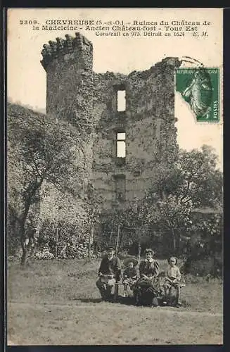 AK Chevreuse, Ruines du Château de la Madeleine, Tour Est