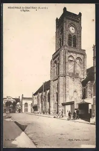 AK Neauphle-le-Château, L`église et la rue principale animée