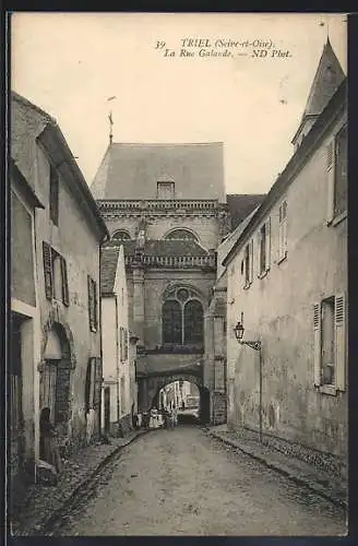 AK Triel, La Rue Galarde et l`église en arrière-plan