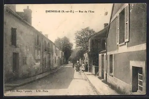 AK Freneuse, Rue de l`Eau avec maisons et passants