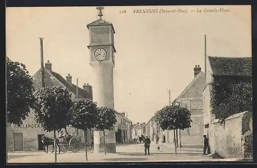 AK Freneuse, La Grande-Place avec l`horloge et les arbres alignés