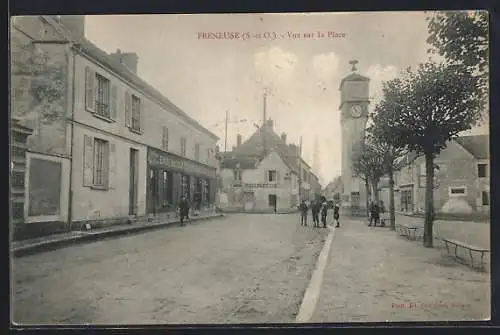 AK Freneuse, Vue sur la Place avec horloge et passants