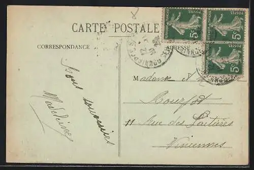 AK Freneuse, Vue sur la Place avec horloge et passants