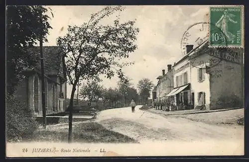 AK Juziers, Route Nationale avec maisons et piéton en promenade