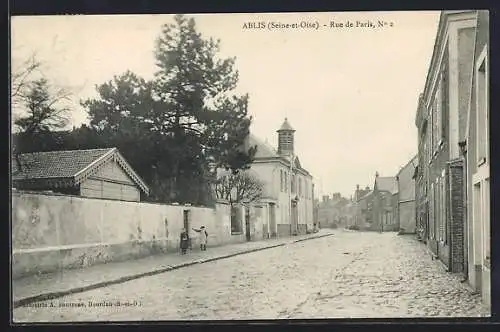 AK Ablis, Rue de Paris avec bâtiments et arbres